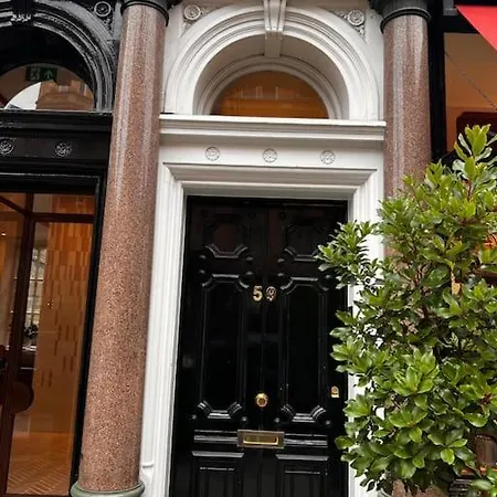 Stylish And Comfortable Double Bedroom In Mayfair